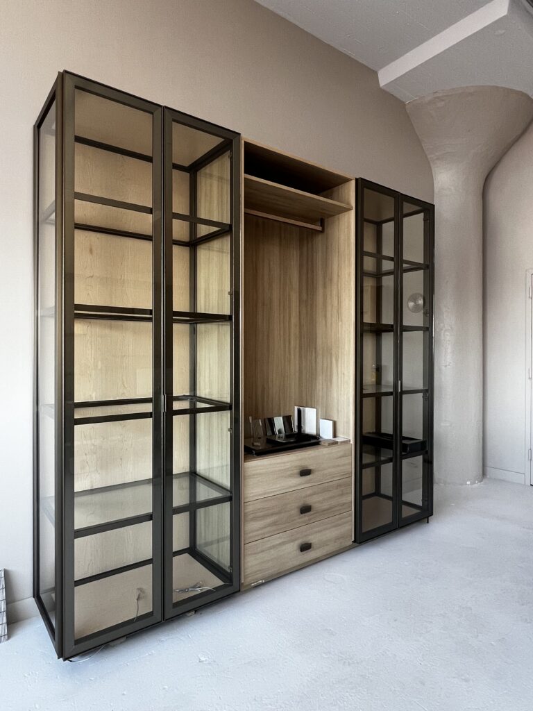 Aluminum-framed glass wardrobe